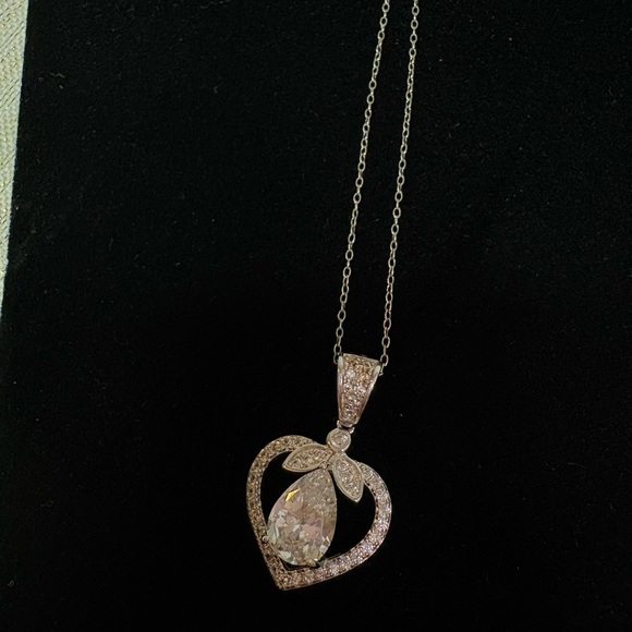 Elegant Silver Heart Pendant Necklace - Picture 5 of 8